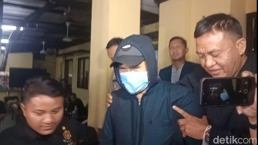 Saipul Jamil usai diamankan polisi dari Polsek Tambora