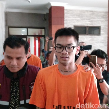 Diduga Aniaya Anak DPRD, 7 Potret Satria Mahathir 'Cogil' Santai Pakai Baju Tahanan