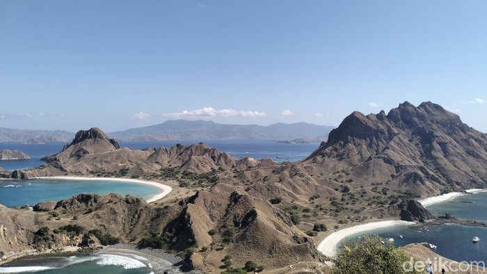 Sejumlah wisatawan trekking ke puncak Pulau Padar di kawasan Taman Nasional Komodo, Labuan Bajo, NTT.