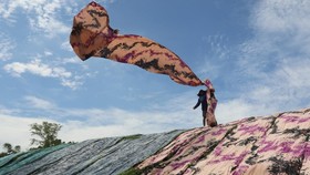 FOTO: Warna-Warni Kain Pantai Mojolaban Sukoharjo