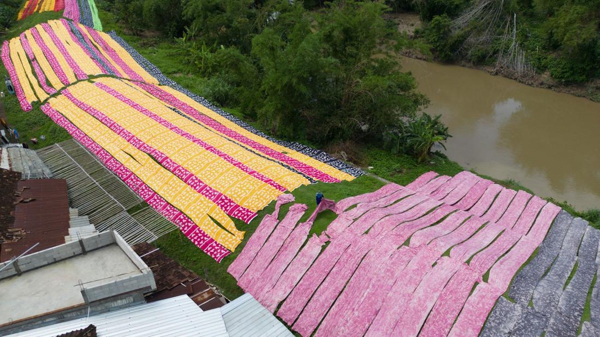 FOTO: Warna-Warni Kain Pantai Mojolaban Sukoharjo