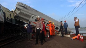 KAI Evakuasi Penumpang Korban Tabrakan Kereta di Cicalengka