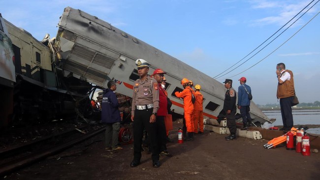 Masinis, asisten masinis dan pramugara kereta tewas dalam kecelakaan kereta api di Cicalengka, Bandung. (DetikJabar/Wisma Putra) Jakarta, CNN Indonesia --