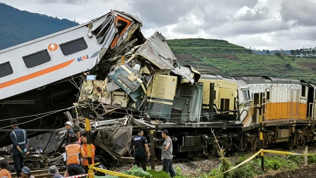 PT KAI mengerahkan crane dari Bandung, Cirebon, dan Solo untuk membantu evakuasi KA Turangga dan KRL Bandung Raya.