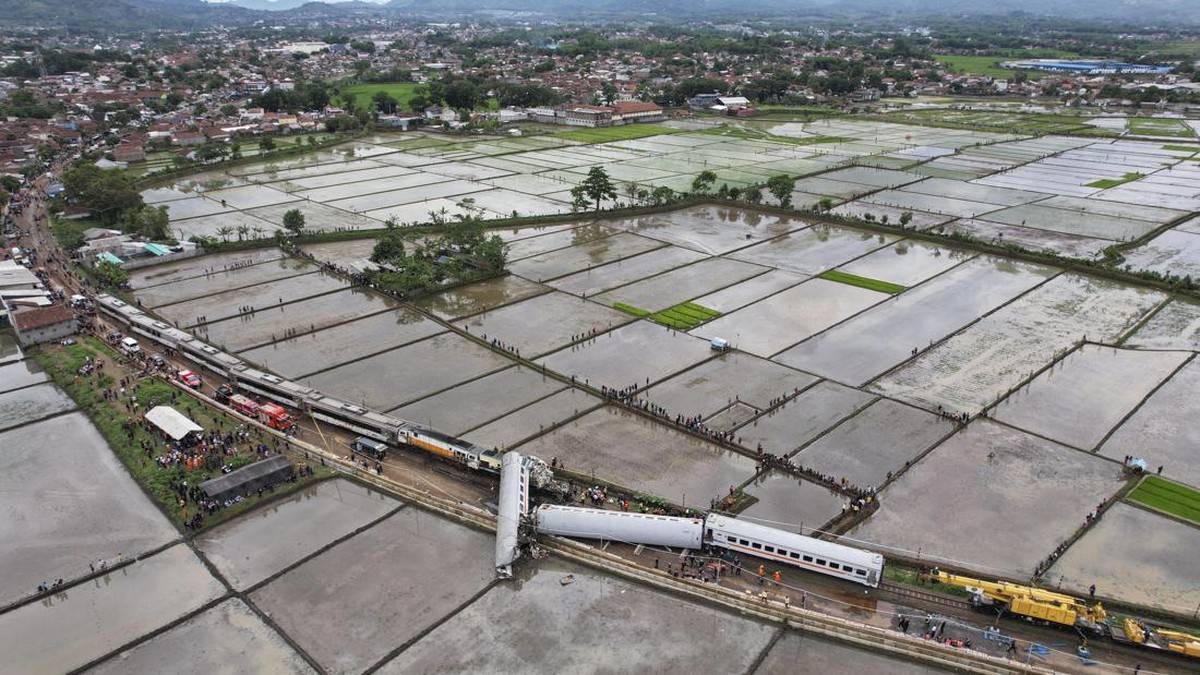 FOTO: Dramatis Evakuasi Korban Tabrakan KA Lokal Bandung-KA Turangga
