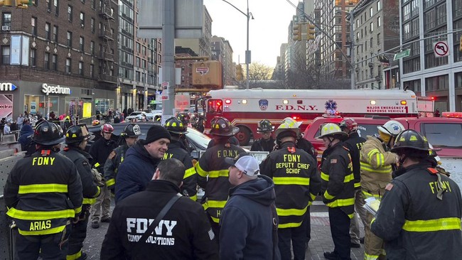 FOTO: Tabrakan Kereta Subway New York, 24 Orang Terluka