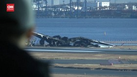 VIDEO: Bangkai Pesawat Japan Airlines Dipindahkan untuk Investigasi