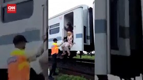 VIDEO: Detik-detik Penumpang Evakuasi Keluar KA Turangga usai Tabrakan