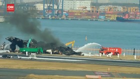 VIDEO: Penampakan Bangkai Pesawat Japan Airlines Keluarkan Asap Hitam