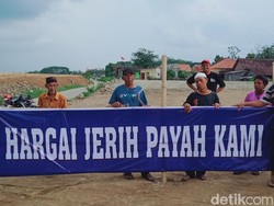 Puluhan Warga Klaten Pasang Patok di Lokasi Proyek Tol Jogja-Solo