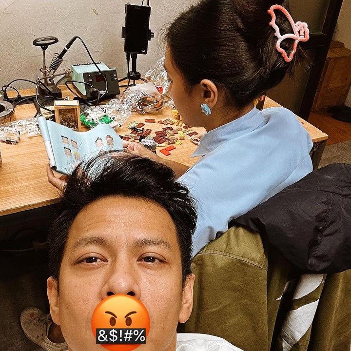 <p>Ariel termasuk jarang membagikan potret kebersamaannya dengan Alleia. Tak heran bila netizen heboh saat Ariel mengunggah foto bersama sang putri di media sosial. Salah satu foto yang mengundang perhatian netizen yakni saat Ariel menemani Alleia yang sedang bermain lego. (Foto: Instagram @arielnoah)</p>