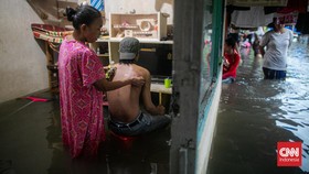 FOTO: Nongkrong di Tepi Genangan ala Warga Gandaria