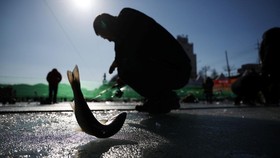 FOTO: Berkunjung ke Festival Memancing di Atas Es Korsel
