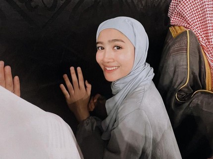Cerita Febby Rastanty Rasakan Keajaiban di Mekkah, Dari Kejepit Tiba-tiba Ada di Barisan Depan Kakbah
