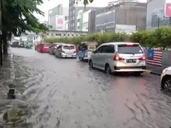 Jalan Depan Mal Gandaria City Jaksel Tergenang Air 30 Cm