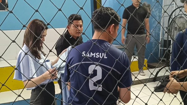 Cawapres nomor urut 2 Gibran Rakabuming Raka memakai kaos bertulis nama 'Samsul' saat mengikuti pertandingan futsal di Cirebon, Jawa Barat.