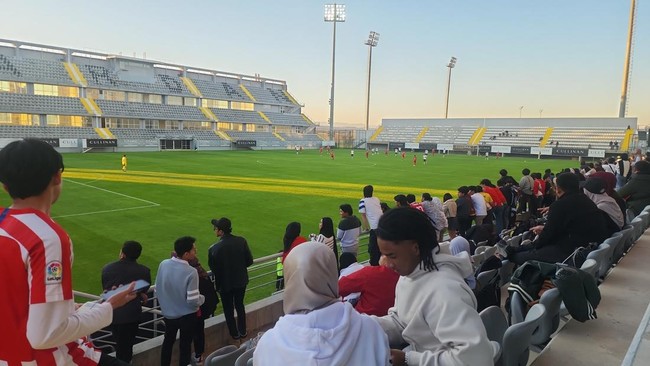 Pemain sayap klub Turki Bodrum FK Ronaldo Kwateh terlihat menyaksikan penampilan Timnas Indonesia yang beruji coba dengan Libya di Antalya, Turki, Jumat (5/1).
