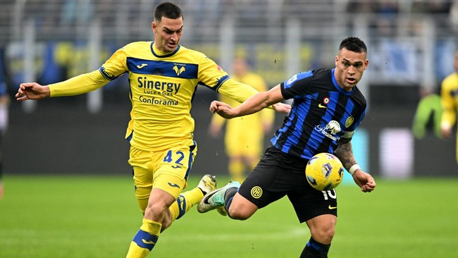 Inter Milan menang 2-1 atas Hellas Verona pada pertandingan Liga Italia penuh drama di Stadion Giuseppe Meazza, Milan, Sabtu (6/1).