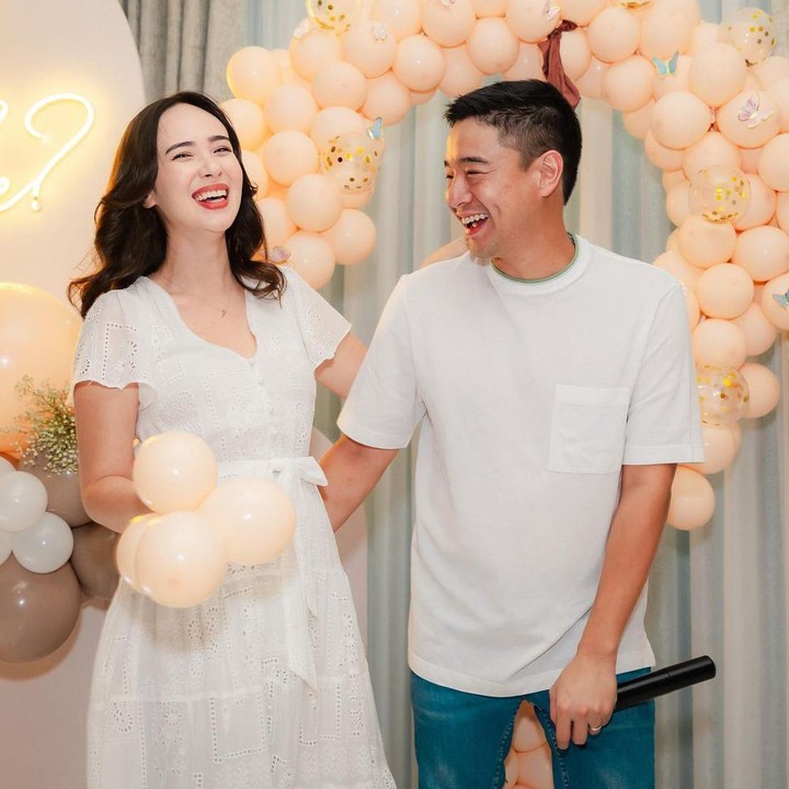<p>Pamela membaikan potret keseruan acara<em> gender reveal</em> ini di media sosial. Dalam potret yang diunggah, Pamela dan suaminya, Armand Gunawan, kompak mengenakan pakaian bernuansa putih. (Foto: Instagram @pammybowie)</p>