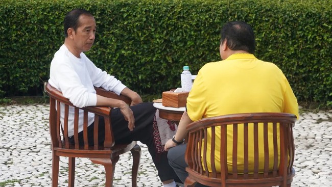 Presiden Joko Widodo (Jokowi) dan Ketua Umum Partai Golkar Airlangga Hartarto melakukan olahraga bersama di Kebun Raya Bogor, Bogor, Jawa Barat.
