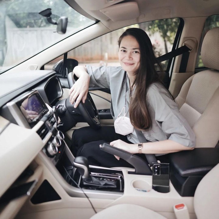 <p>Tak cuma saat menggurus anak, Bunda dua anak ini juga kerap berpenampilan casual dan less make up saat bepergian ke luar rumah. (Foto: Instagram @sabaidieter)</p>