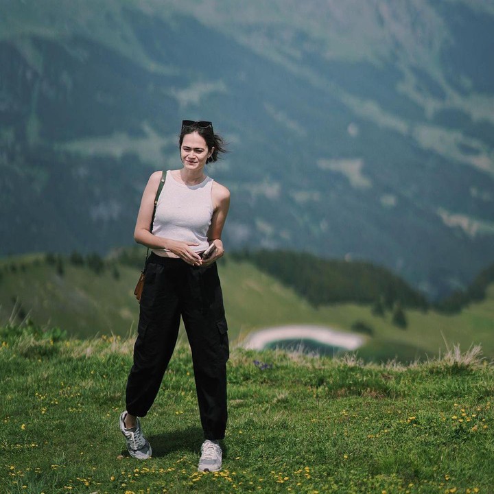 <p>Beberapa waktu lalu saat berlibur ke Swiss, Sabai sering kali mengenakan pakaian casual. Meski bergaya sederhana, penampilan perempuan 35 tahun ini tetap treni dan stylish. (Foto: Instagram @sabaidieter)</p>