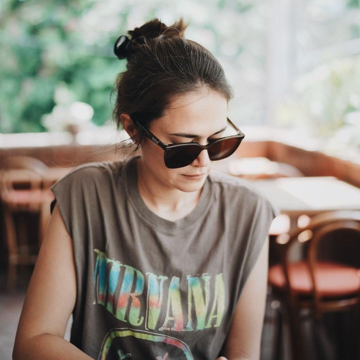 <p>Sabai kerap tampil casual di berbagai kesempatan. Gaya casual ini termasuk kegemarannya mengenakan kaus oblong dengan rambut diikat cepol. (Foto: Instagram @ringgoagus)</p>