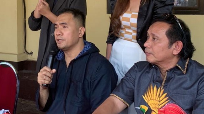Polisi mengatakan pria berjaket 'POLISI' yang memukul asisten Saipul Jamil bukan anggotanya. 