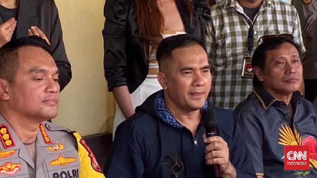 Polisi mengungkapkan sosok pria berjaket yang ikut serta dalam penangkapan artis Saipul Jamil beberapa waktu lalu.