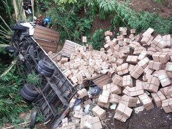 Brimob yang Mengawal Surat Suara Berhasil Loncat sebelum Truk Terjun ke Jurang