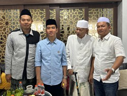 Sowan ke Ulama Sepuh Cirebon, Gibran Minta Doa agar Jalan Dipermudah