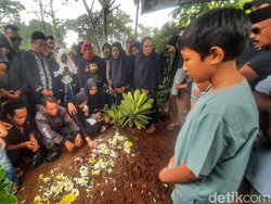Tangis Keluarga Kala Pramugara Korban Tabrakan KA Dimakamkan