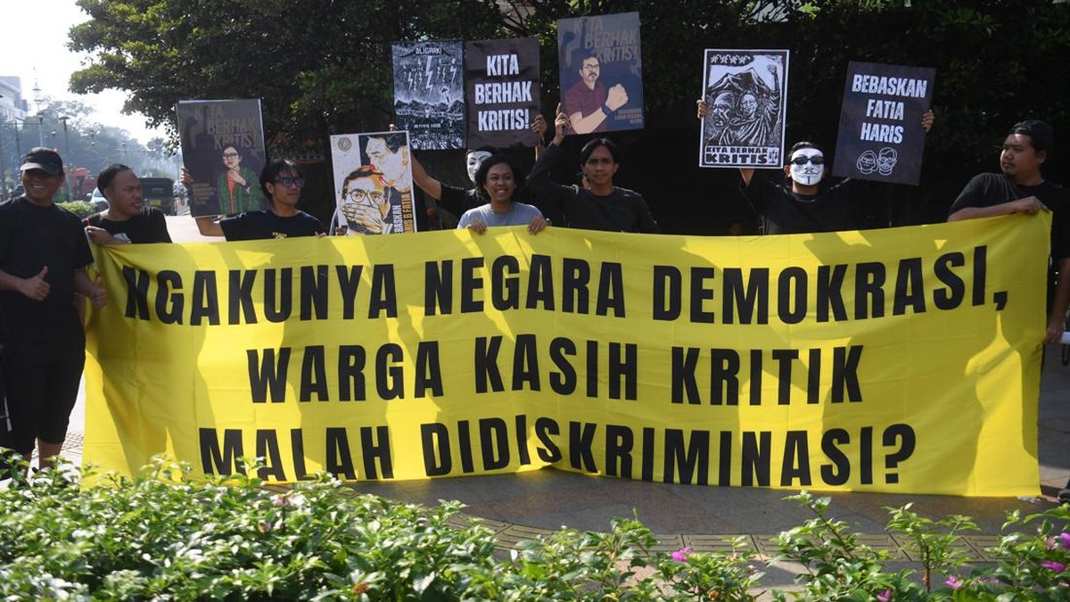 FOTO: Aksi Solidaritas Haris Azhar-Fatia di Bundaran HI