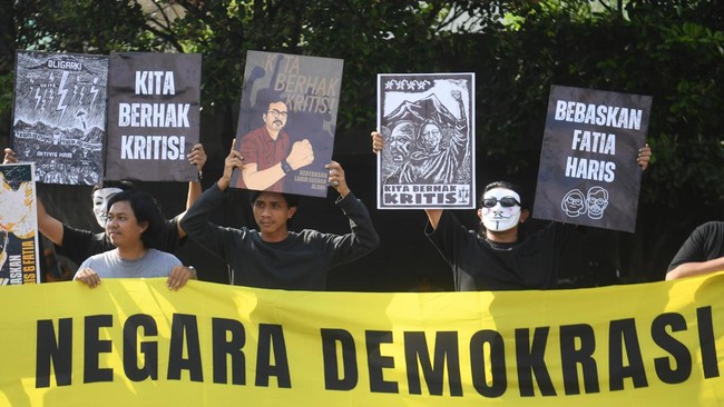 FOTO: Aksi Solidaritas Haris Azhar-Fatia di Bundaran HI