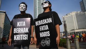 FOTO: Aksi Solidaritas Haris Azhar-Fatia di Bundaran HI