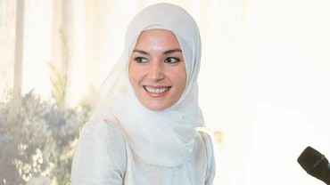 img-title Busana Anisha Calon Istri Prince Mateen pada Acara Khatam Qur'an Jelang Menikah