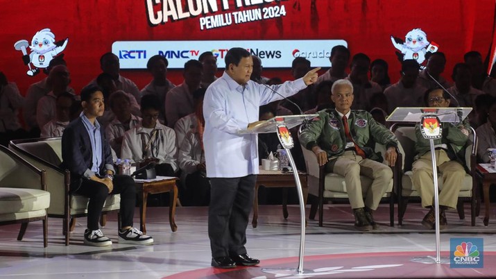 Bakal calon Presiden (Capres) Prabowo Subianto nomor urut 2, saat menyampaikan visi dan misi dalam debat ketiga yang digelar di Istora Senayan, kompleks Gelora Bung Karno (GBK) pada Minggu (7/1/2024). (CNBC Indonesia/Faisal Rahman)