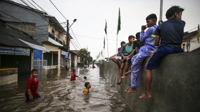 Sebanyak 7 wilayah di Tangerang Selatan, Banten terendam banjir imbas hujan deras yang mengguyur Sabtu (8/3) sore.