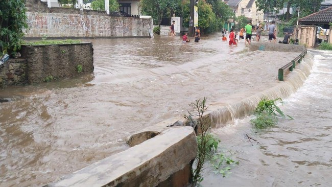 BPBD Kota Tangerang Selatan melakukan pemindahan terhadap penduduk nan terdampak banjir parah hingga ketinggian 80 sentimeter.