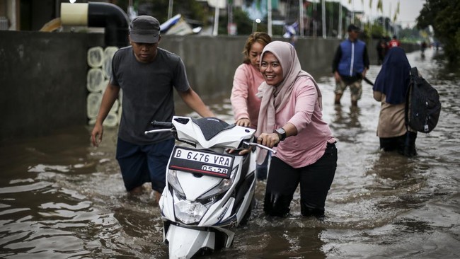 Hujan deras melanda Kota Tangerang Selatan dalam dua hari terakhir. Sejumlah titik bajir muncul di Tangsel.