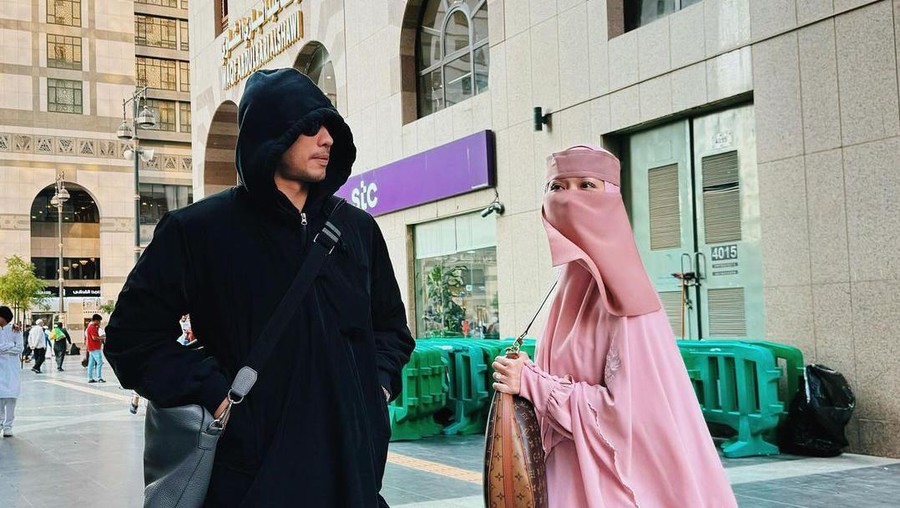 BCL mengenakan cadar saat di Madinah