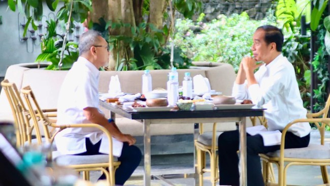 Ketua Umum PAN, Zulkifli Hasan, melaporkan perkembangan kampanye Pemilu dan Pilpres 2024 kepada Presiden Jokowi dalam makan siang di Bogor.