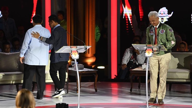 CNNIndonesia.com merangkum empat poin penting visi misi ketiga calon presiden RI soal politik luar negeri Indonesia dalam debat capres ketiga pada Minggu (7/1).