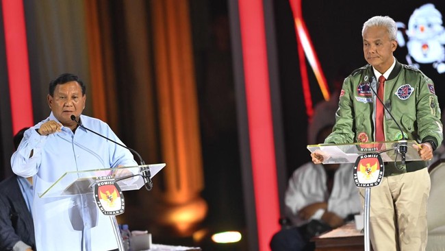 Ganjar meminta Prabowo menjelaskan data terkait sektor pertahanan Indonesia dalam debat ketiga Pilpres 2024.