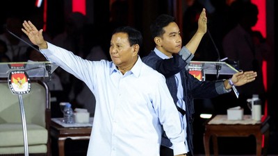 Prabowo soal Tak Salami Anies usai Debat: Saya Lebih Tua, Lebih Senior Calon presiden nomor urut 2 Prabowo Subianto mengungkap alasan tidak menyalami calon presiden nomor urut 1 Anies Baswedan setelah debat.