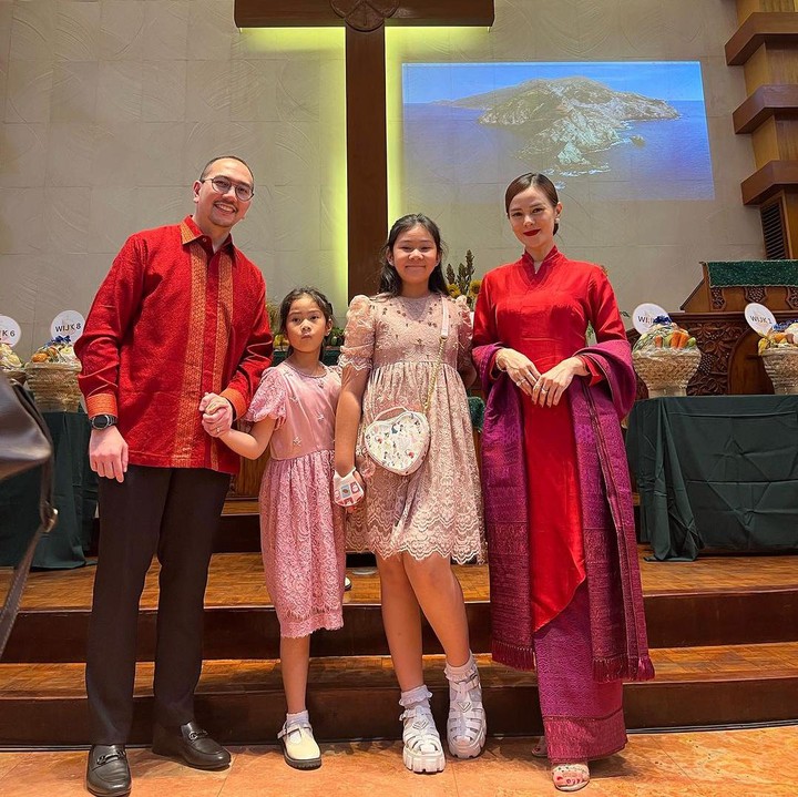 <p>Anabel yang kini sudah remaja mulai tersorot oleh netizen. Banyak yang salfok dengan penampilan Anabel. Kini, ia terlihat semakin cantik dan mirip seperti ibunda. Tubuhnya yang semakin tinggi juga menjadi perbincangan. (Foto: Instagram @astridtiar127)</p>