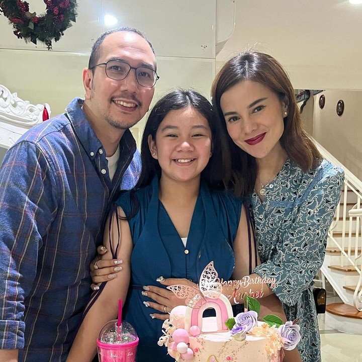 <p>Saat ini Anabel sudah berusia 11 tahun, Bunda. Astrid Tiar dan suaminya memberi kejutan ulang tahun yang sederhana di rumah. Senyum bahagia terpajang di wajah Anabel, Bunda. (Foto: Instagram @astridtiar127)</p>