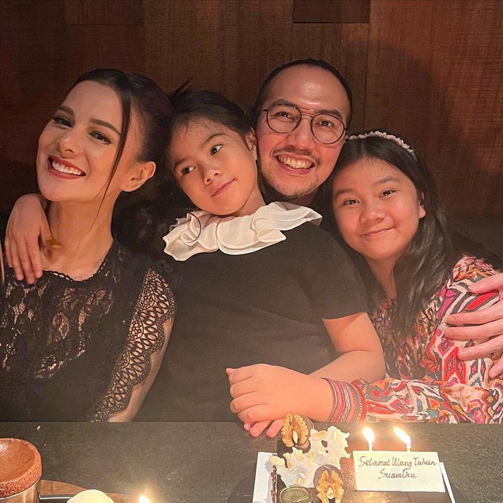 <p>Meski sibuk sebagai artis, Astrid Tiar kerap memperlihatkan potret kehangatan rumah tangganya. Keluarga mereka kerap melakukan <em>quality time</em> bersama-sama. Anabel juga terlihat akrab dengan sang adik, Isabel. (Foto: Instagram @astridtiar127)</p>