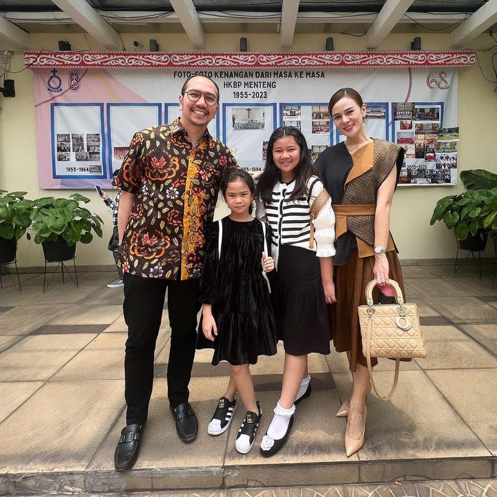 <p>Astrid Tiar menikah dengan seorang dokter bernama Gerhard Reinaldi Situmorang pada 2012. Dari pernikahan itu, mereka dikaruniai dua putri cantik. (Foto: Instagram @astridtiar127)</p>