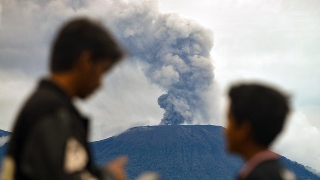 Gunung Marapi di Sumbar mengalami erupsi pada Jumat (5/7) pagi dengan lontaran abu 800 meter dari atas puncak.